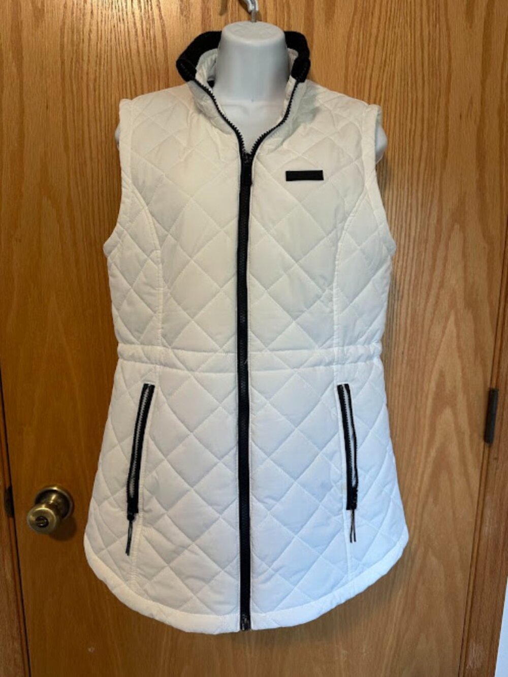 Nautica White Puffer Vest with Black Trim - Weather Resistant - Size M - Picture 2 of 7